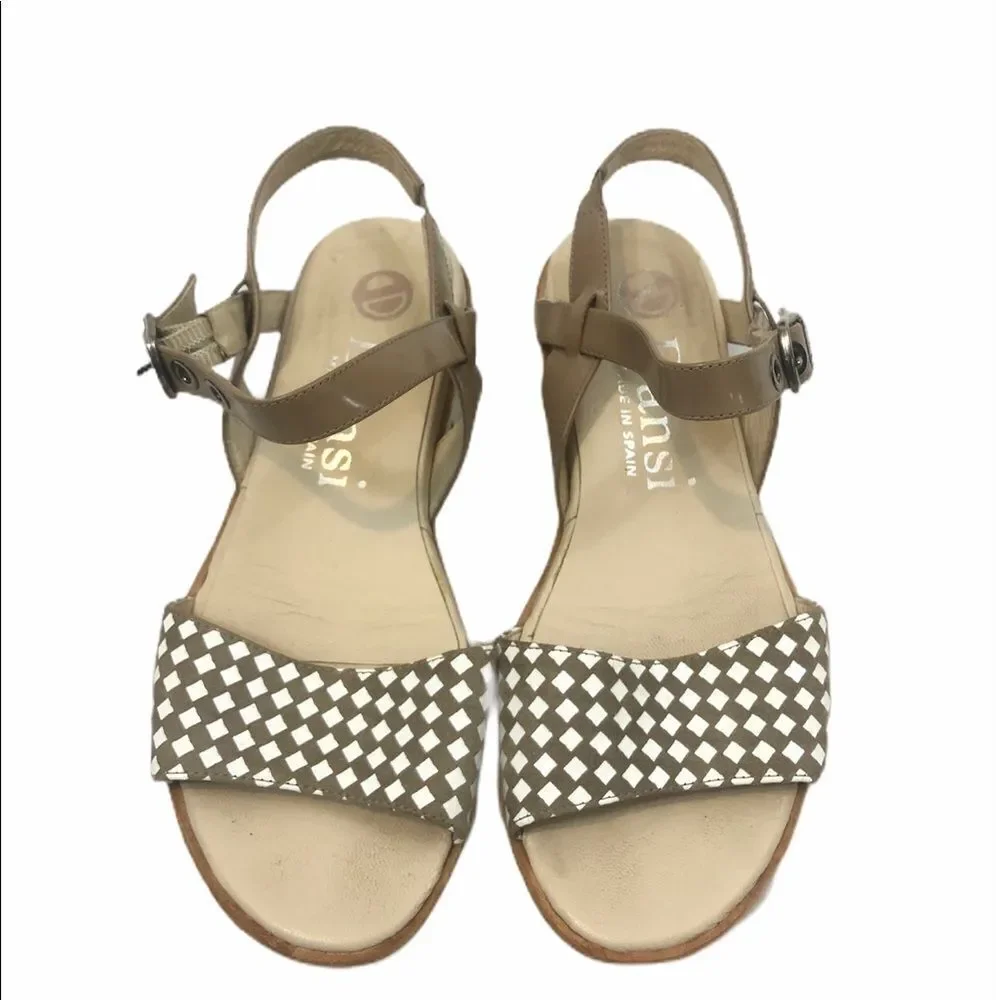 Dansi Open toe‎ Sandals Beige Kids size 2.5-3
